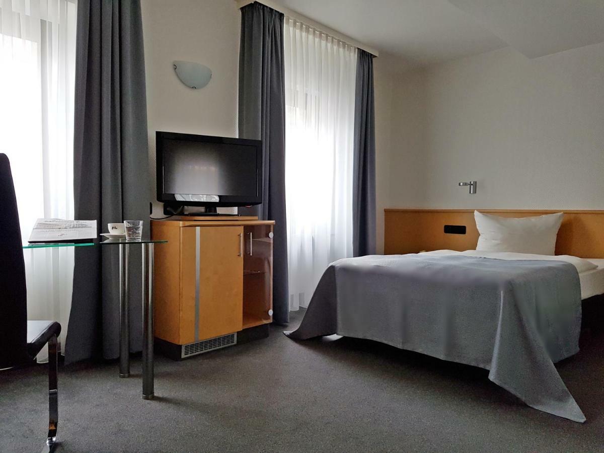 Hotel Ross ชไวน์ฟอร์ท ภายนอก รูปภาพ